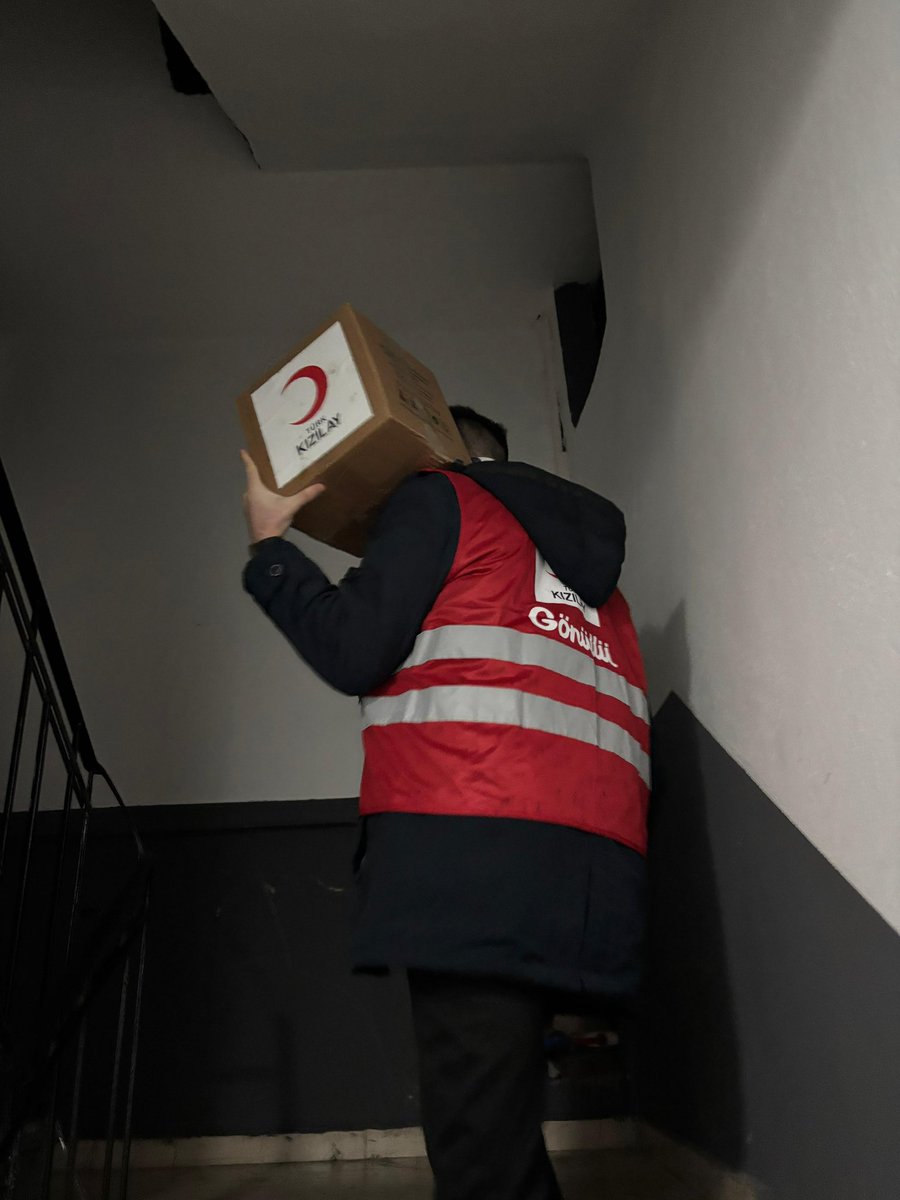 kizilayrize's tweet photo. 📍Yılın ilk gününde, iyilikle ısındık!
Soğuk havaya rağmen Türk Kızılay Rize ailesi olarak gönüllülerimizle birlikte ihtiyaç sahibi vatandaşlarımıza gıda kolisi desteğinde bulunduk. Yeni yıla umutla, paylaşarak başladık.🌙🇹🇷 https://t.co/NClLm0o027