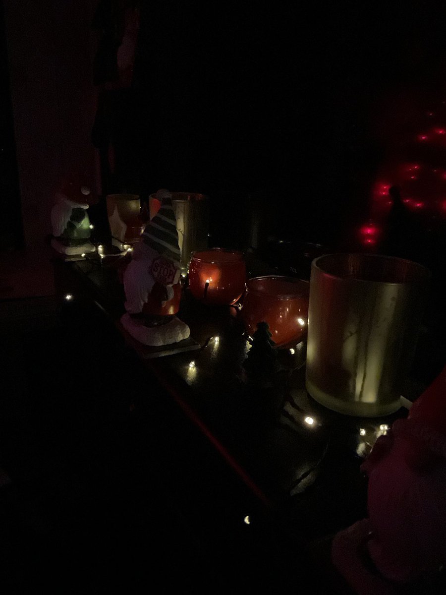 Home Pics Christmas 2025 - soon be time to put the decorations away for another year and get creative in 2026. Onwards ✨✨✨#makeartnotwar #attitude #art #alchemy #kreativ