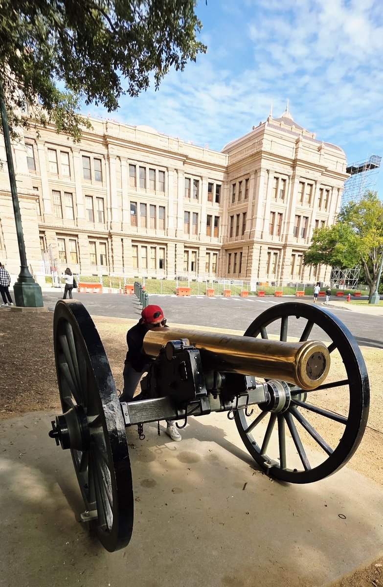 YoloMoonLambo's tweet image. To all the Californians moving to #Texas..his is us everytime someone tries to enter our homes #austintexas #Austin