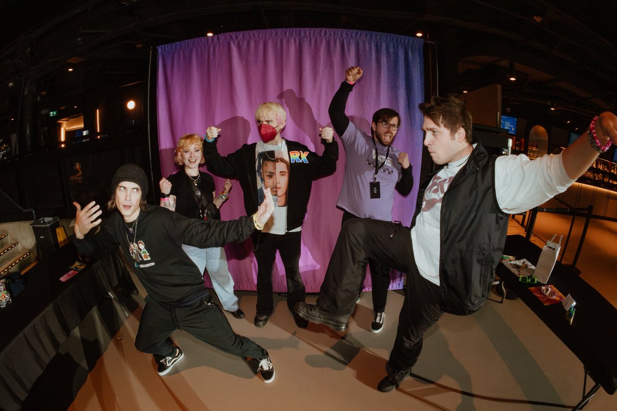 victoria 🌙 tweet media