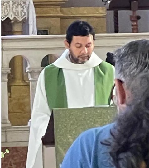 Este es Don Rodrigo, un sacerdote católico de 45 años, que fue apuñalado ayer en el cuello en Módena, Italia.
Rezamos para que no haya más ataques a los cristianos en ningún lugar del mundo.