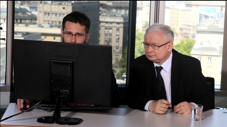 - A teraz napisz, żeby zrobił Tuska w bikini.