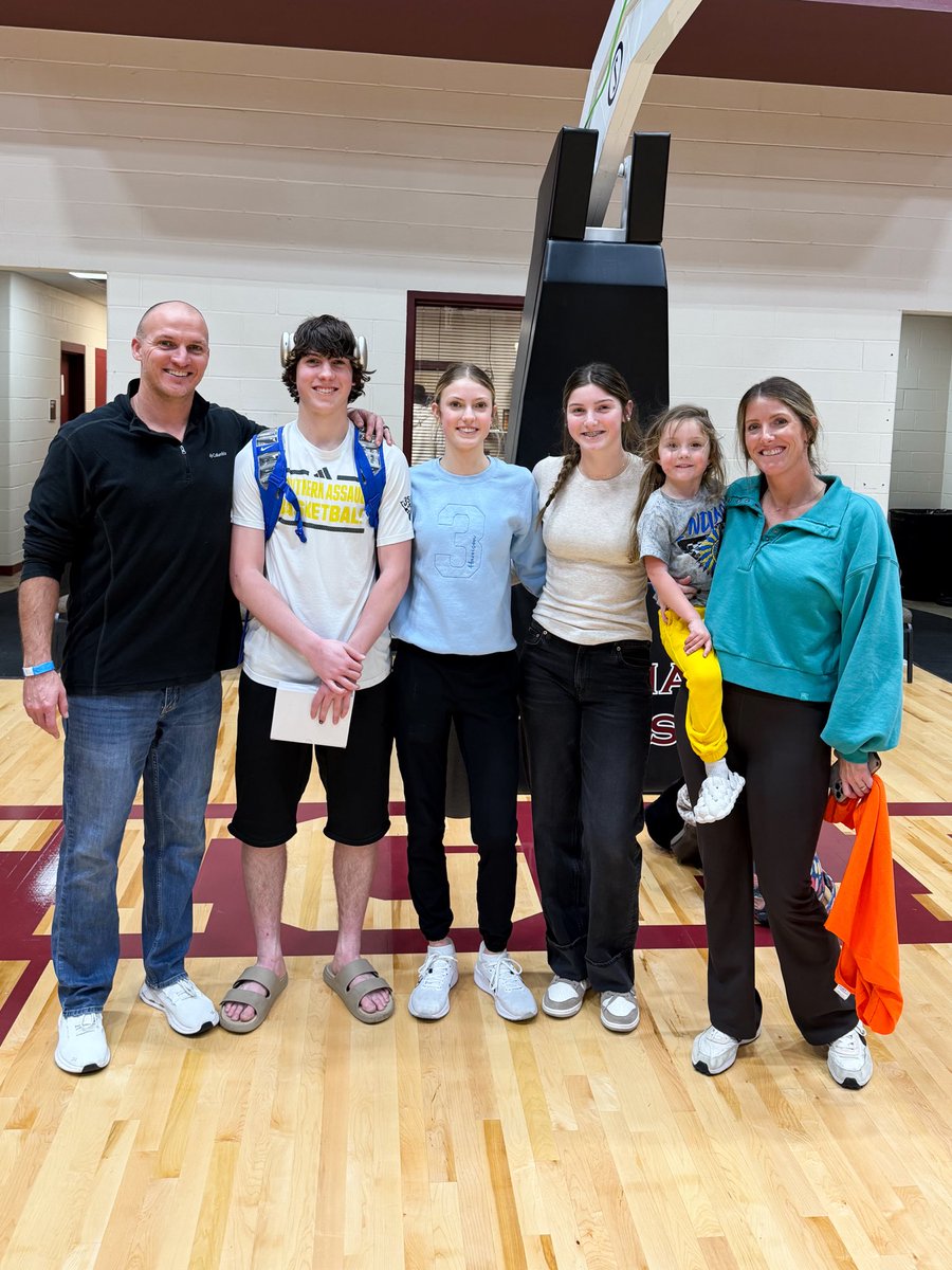 kharrison_23's tweet image. We are Tenaha Holiday Hoops tired! 3 days full of great games and even better food &amp;amp; hospitality!

Proud of the heart &amp;amp; grit these two bring for their team every time they step onto the court. Way to battle &amp;amp; compete. Full steam ahead. 
@Braydenharr23 @SkylarHarr369