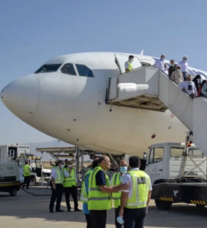 HTalebz's tweet image. اسم #خلبان یزدایر رانمیدانم وجزئیات دقیق موضوع پروازیزد تهران هم که منجر به اخراج این خلبان شده رانیز نمی دانم امااگر دلیل اخراج این خلبان احترام به سایرمسافران بابت تأخیرنماینده مجلس و استانداریزد بوده است باید بگم که که او انسان #شریف_نجیب_زاده و #اصیل_ایرانی بوده است.
#یزد_ایر