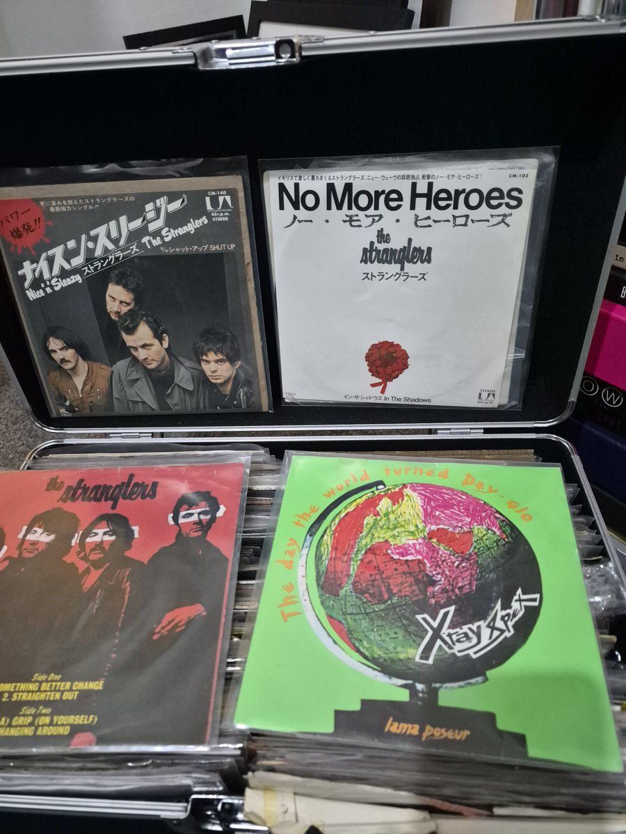 DebsHol50's tweet image. #newyearsday 🎧🎤🎸🎹🎼