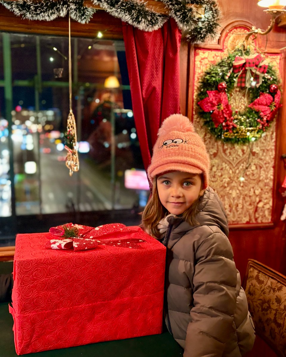 За оние што не знаат, на Железничката станица во Скопје, неколку дена по ред се организираше новогодишна претстава возење со накитен воз и средба со Дедо Мраз. Билети распродадени, преполно публика и пресреќни деца.