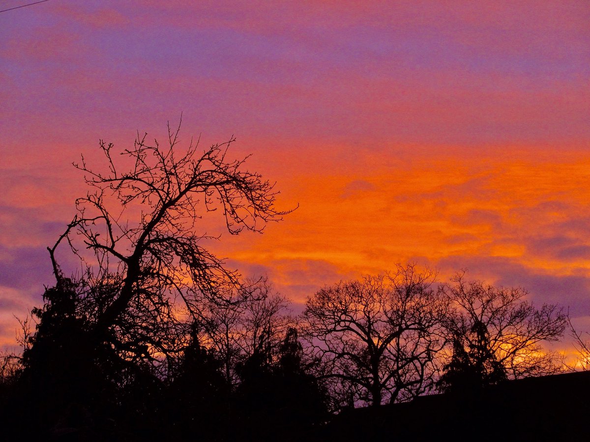 New Year’s Day, just after sunset, spectacular colours from Waterbeach, temperature 4°c…<a href="/StormHour/">#StormHour</a>