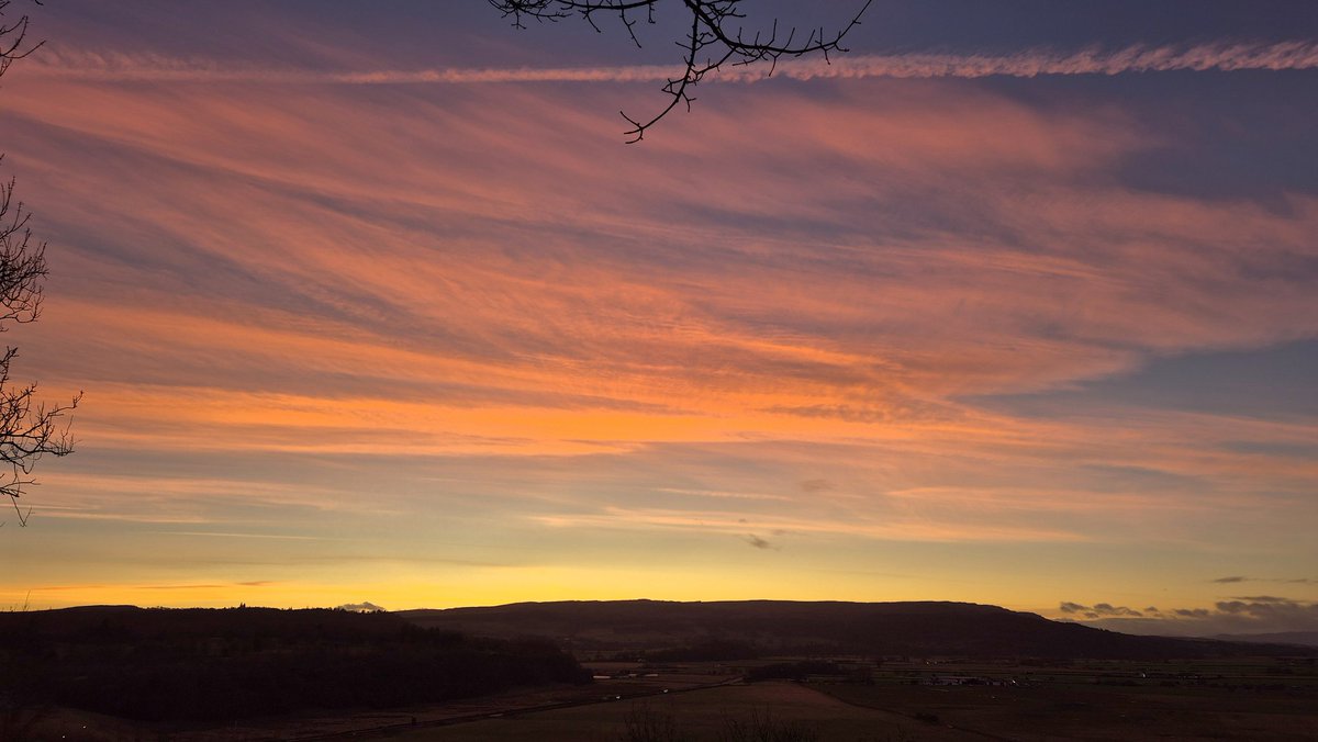 frasergj's tweet photo. Dusk skyscapes from #Stirling on New Year's Day (1/1) 📸😮👍 #WeatherWatcherGraham @BBCScotWeather @BBCAimsir @bbcweather #loveukweather✔️ @metoffice https://t.co/sRhkz5GQzz