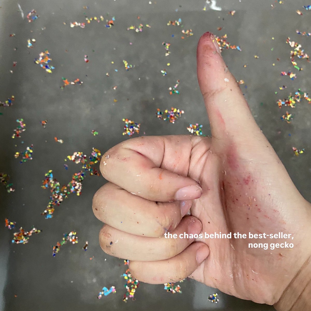 himenolay's tweet image. เปิดร้านกระดาษทำมือ เป็นเรื่องที่อยากอวดไปเรื่อยๆเลย ทำเพราะอยากโละกระดาษเก่า เปลือกผลไม้จากการทำกับข้าว ทำแล้วแจกเพื่อนมันก็บูสเราว่า “เป็นคนทำกระดาษที่เท่มาก” แค่คำว่าเท่ เราก็ไม่อยากหยุดทำกระดาษเลย55555 แล้วก็ได้ไปออกบูธครั้งแรก ดีใจมากที่มีคนชอบงานเรา🥺 #sasicharmpaper