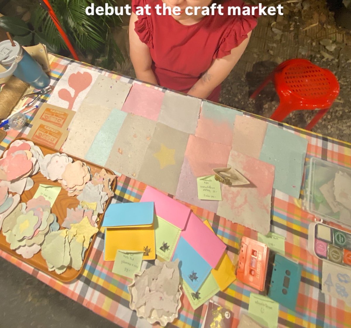 himenolay's tweet image. เปิดร้านกระดาษทำมือ เป็นเรื่องที่อยากอวดไปเรื่อยๆเลย ทำเพราะอยากโละกระดาษเก่า เปลือกผลไม้จากการทำกับข้าว ทำแล้วแจกเพื่อนมันก็บูสเราว่า “เป็นคนทำกระดาษที่เท่มาก” แค่คำว่าเท่ เราก็ไม่อยากหยุดทำกระดาษเลย55555 แล้วก็ได้ไปออกบูธครั้งแรก ดีใจมากที่มีคนชอบงานเรา🥺 #sasicharmpaper
