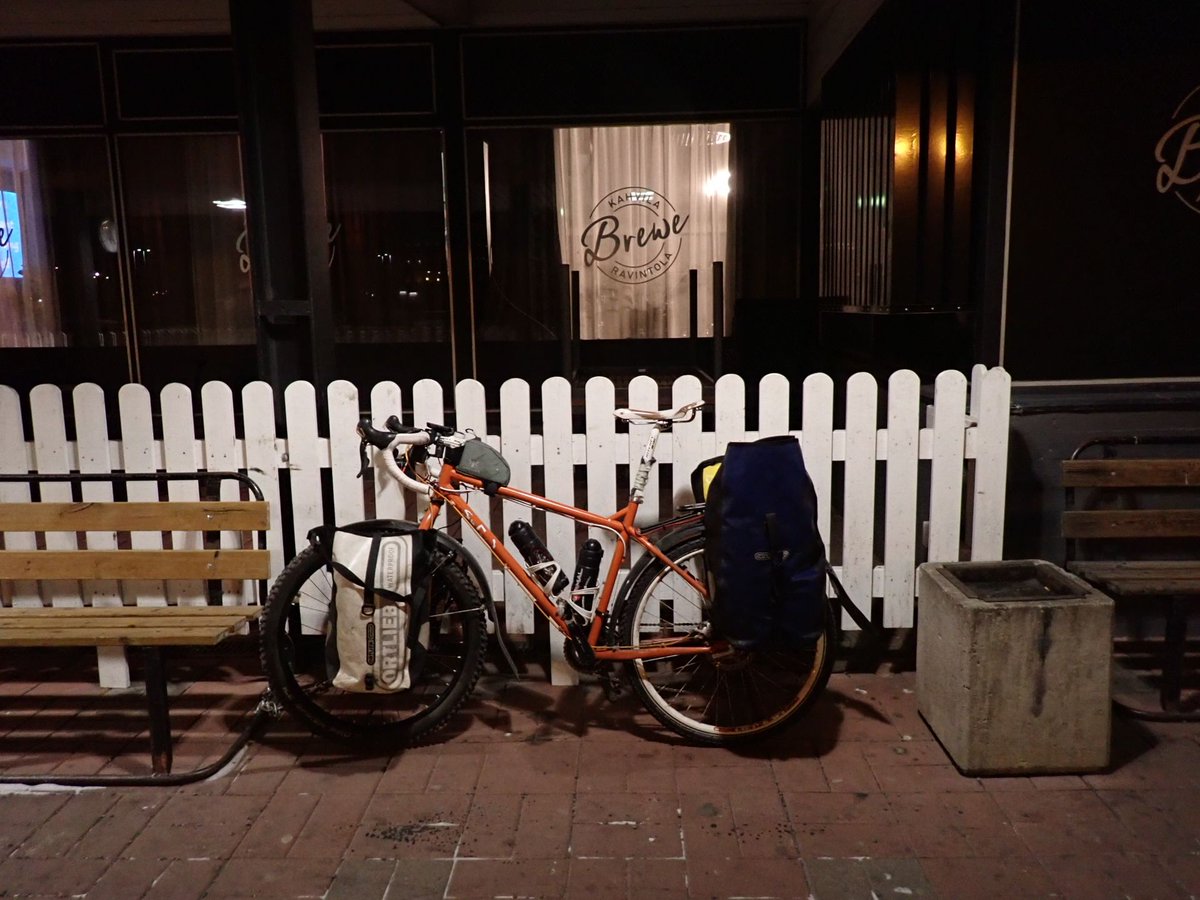 Vuosi vaihtui perinteisissä merkeissä. Ensin saunottiin vuodesta toiseen ja sitten avattiin grillikausi. Mökkihöperöityminen päättyi taas tältä erää.