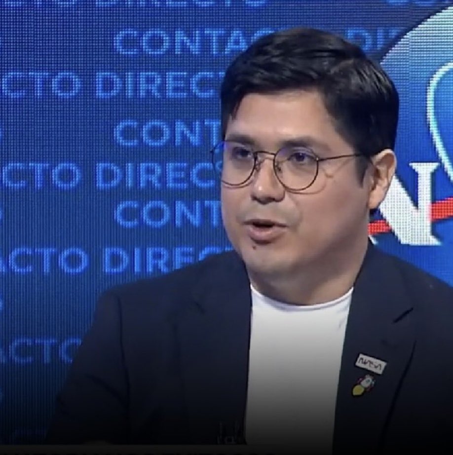 radio_pichincha's tweet photo. 🔴 #Atención || El docente Victor Estrada de la Escuela Superior Politécnica del Litoral (Espol) fue asesinado la noche del 31 de diciembre en el suroeste de Guayaquil, cuando caminaba por la zona junto a su padre. Minutos antes del hecho violento, Estrada había comprado un monigote para despedir el Año Viejo.
Vía: @EcuavisaInforma 
#LaRadioDeLasNoticias