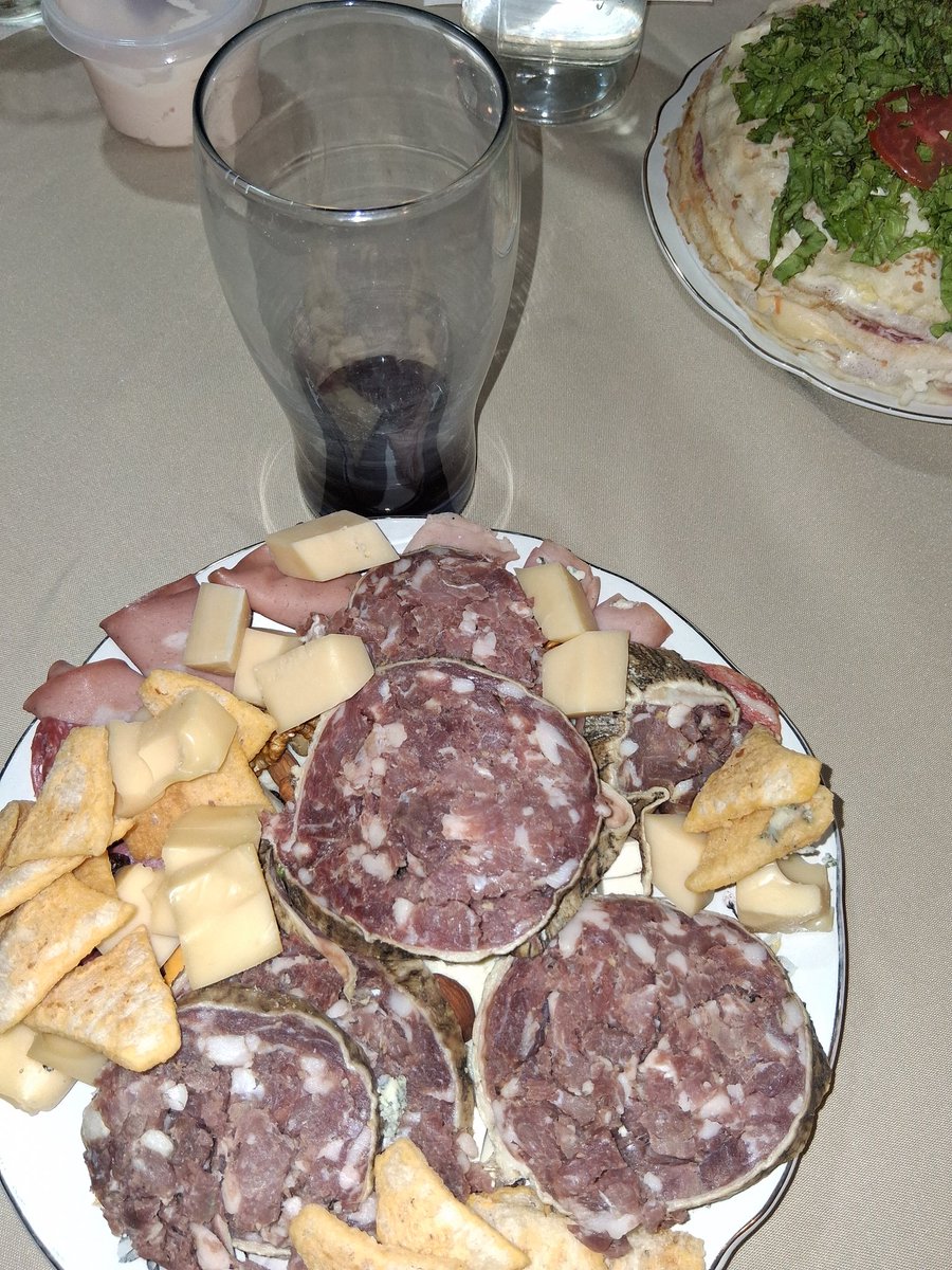 Comenzamos el año a fondo. Cortamos los especialiti salames de Navidad, peso 1,5 kg la pieza. Esta confeccionado sobre la tripa gorda del animal. La característica es que se mantirne fresco por muchos meses como recién curado. Un manjar