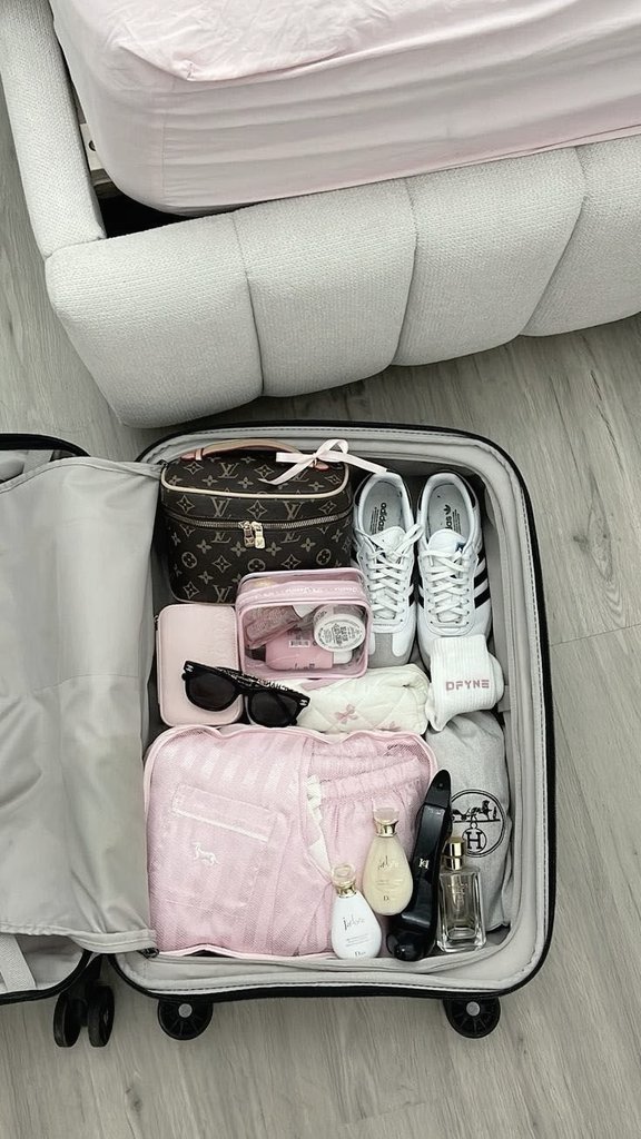 lynorace's tweet image. ㅤ
📍𝐁𝐚𝐧𝐝𝐚𝐫𝐚 𝐒𝐨𝐞𝐤𝐚𝐫𝐧𝐨 𝐇𝐚𝐭𝐭𝐚

Mendadak disuruh packing sama mas karna mau memenuhi bm cewe tantrumnya. Mari kitaa berburu mainan yg "bikin enak" itu hehe😁
ㅤ