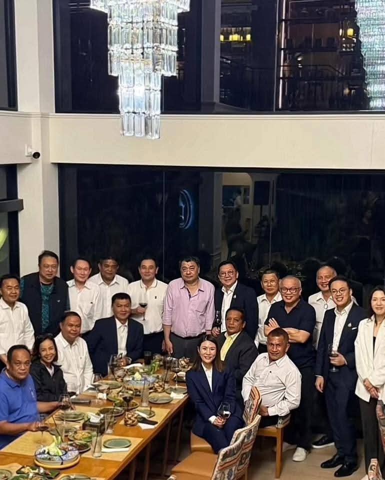 จากประเด็นเรื่องรับบริจาค อยากให้รู้จักสสกลุ่มหนึ่ง(ในรูปคือคุณพิชชารัตน์) ที่ไม่เคยเปิดรับบริจาค ไม่มีผลงานเด่นในสภา ไม่มีซีนในฐานะสสแต่ได้อยู่ลำดับต้นๆ ของปาร์ตี้ลิสต์ คนพวกนี้ไม่อยู่ในพื้นที่สื่อ แต่เบื้องหลังคือ มือดีล ประสานงาน เป็นตัวแทนที่กลุ่มทุนส่งมาดูแลสสในเครือ