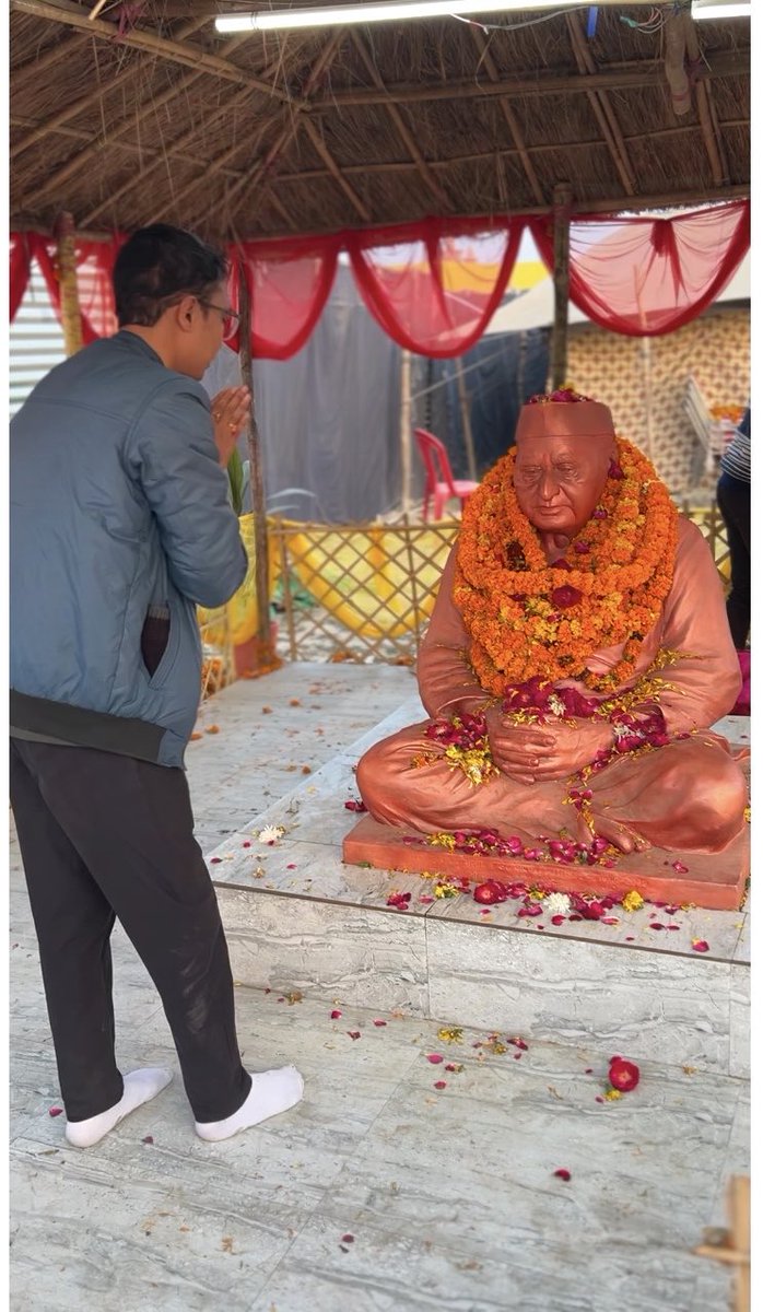 प्रयागराज में माघ मेले में इस बार मुलायम सिंह यादव जी की प्रतिमा नहीं लगेगी। प्रशासन ने नोटिस पकड़ा दिया है और मना कर दिया है, जबकि पिछली बार महाकुंभ में ये मूर्ति लगी हुई थी पर अबकी रोक लगा दिया गया है।

फिर अखिलेश यादव जी ने उनकी जगह राधाकृष्ण जी की मूर्ति रखने का फ़ैसला किया