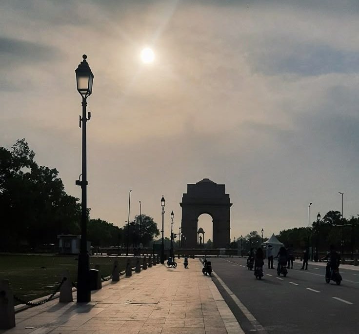 shiv__balak's tweet photo. यात्राएँ भी जरूरी है,

क्योंकि कभी-कभी हम घर में नहीं, 
अपने ही दिमाग़ में कैद हो जाते हैं। https://t.co/c8H9zRenqZ