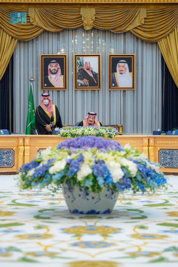 HadhramautLDP's tweet photo. 2026 عام حضرموت

بمناسبة حلول العام الميلادي الجديد 2026،

نحمد الله عزّ وجل على فضله ومنّه على أبناء حضرموت، إذ تحقّق الهدف، وتحررت حضرموت بإرادة حضرمية خالصة. فقد انطلقت الرؤية من أبناء حضرموت، وقاد مسيرتها أبناؤها، وحمل رايتها أبناؤها، في تعبيرٍ صادق عن وحدة الصف، وإرادة القرار الحضرمي، وتجسيدٍ عملي لتحقق الهدف بسواعد الحضارم أنفسهم.

لقد كانت رؤية المكوّن واضحة ومعلنة منذ دخول الانتقالي إلى عدن عام 2019، رؤية وطنية أكدت أن حضرموت يجب أن تتحرر من التبعية للمشاريع الضيقة، وأن تستعيد قرارها ضمن إطار الدولة الواحدة ذات السيادة الكاملة على ترابها.

وقد أطلق المكوّن هذه الشعلة مبكرًا، فآمن بها أبناء حضرموت، وحملوا رايتها بوعيٍ ومسؤولية، حتى تحولت من موقف سياسي إلى واقعٍ متجذر، عبّر عن الإرادة الحضرمية الحرة، ورسّخ استقلال القرار، وحمى هوية حضرموت ومكانتها الوطنية.

ومع بداية عام جديد، تطل حضرموت بثوبٍ يليق بتاريخها العريق، وحضارتها الراسخة، ورقيّ إنسانها، مؤكدة دورها كركيزة أساسية في مشروع الدولة، تحت قيادة حكيمة لفخامة رئيس مجلس القيادة الرئاسي الدكتور رشاد العليمي، وبدعمٍ صادق من قيادةٍ حازمة يتقدمها خادم الحرمين الشريفين الملك سلمان بن عبدالعزيز، وبرؤيةٍ طموحة يقودها صانع التغيير ولي عهده الأمين صاحب السمو الملكي الأمير محمد بن سلمان.

وبسواعد أبناء حضرموت، ومعهم أبناء اليمن كافة، تتجدد العزيمة لاستكمال مسار التحرير، وترسيخ السيادة، والمضي بثبات نحو التنمية والتطوير.

كل عام وحضرموت بخير،
وعام 2026 عام تثبيت الرؤية، وحصاد الموقف، وبناء المستقبل.
#حضرموت #حضرموت_للتنمية_والتطوير