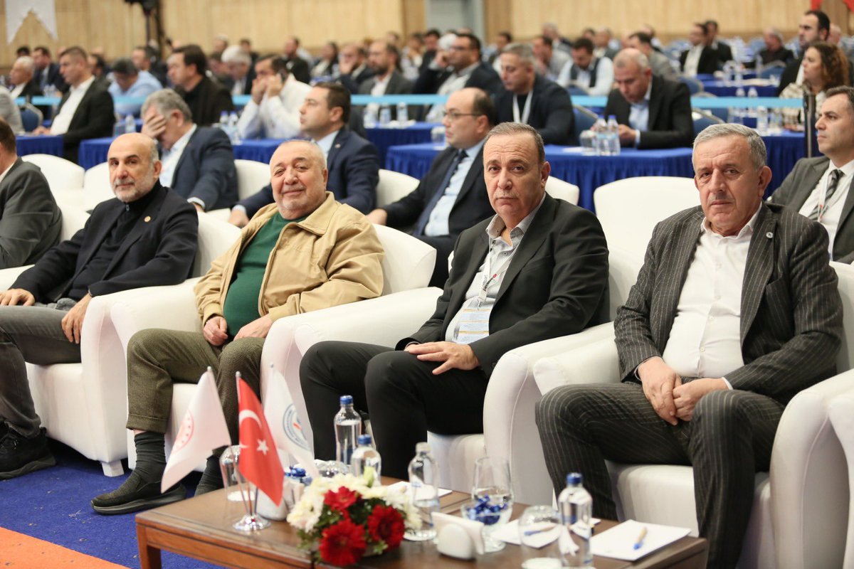 1. Lisanslı Depoculuk Çalıştayı kapsamında, Ticaret Bakan Yardımcımız Sayın Mahmut Gürcan tarafından Borsamız Yönetim Kurulu Başkanı Arif Güneş’e plaket takdim edildi. Plaket için Sayın Bakan Yardımcımız ve  Lisanslı Depoculuk Federasyonu’na teşekkür ediyoruz. <a href="/arifguness/">Arif GÜNEŞ</a>