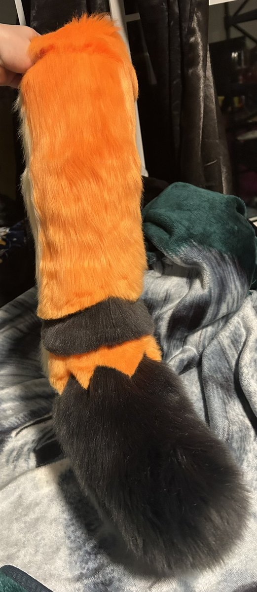squibbz0's tweet photo. Heres the tail for the Rusti fursuit premade!!! The tail features a cartoon cutaway gore end, a hidden belt loop, and is weighted at the end for some extra wag! #furry #fursuit #fursuitmaker #fursuitpremade https://t.co/N7OiHelwDK