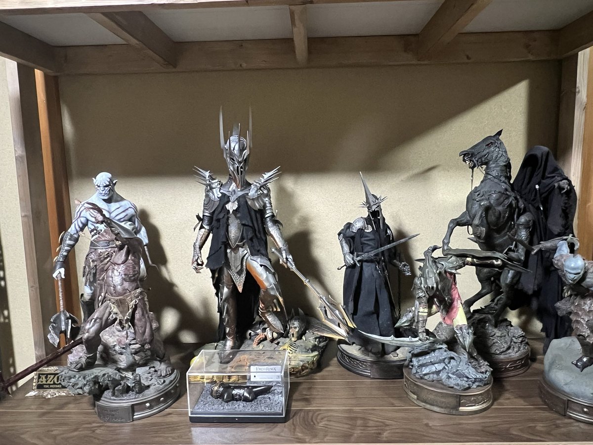 mikopon13's tweet photo. LOTRのコレクションの棚つくった
画像だとちっちゃく見えるな… https://t.co/K9VUBd8DFX