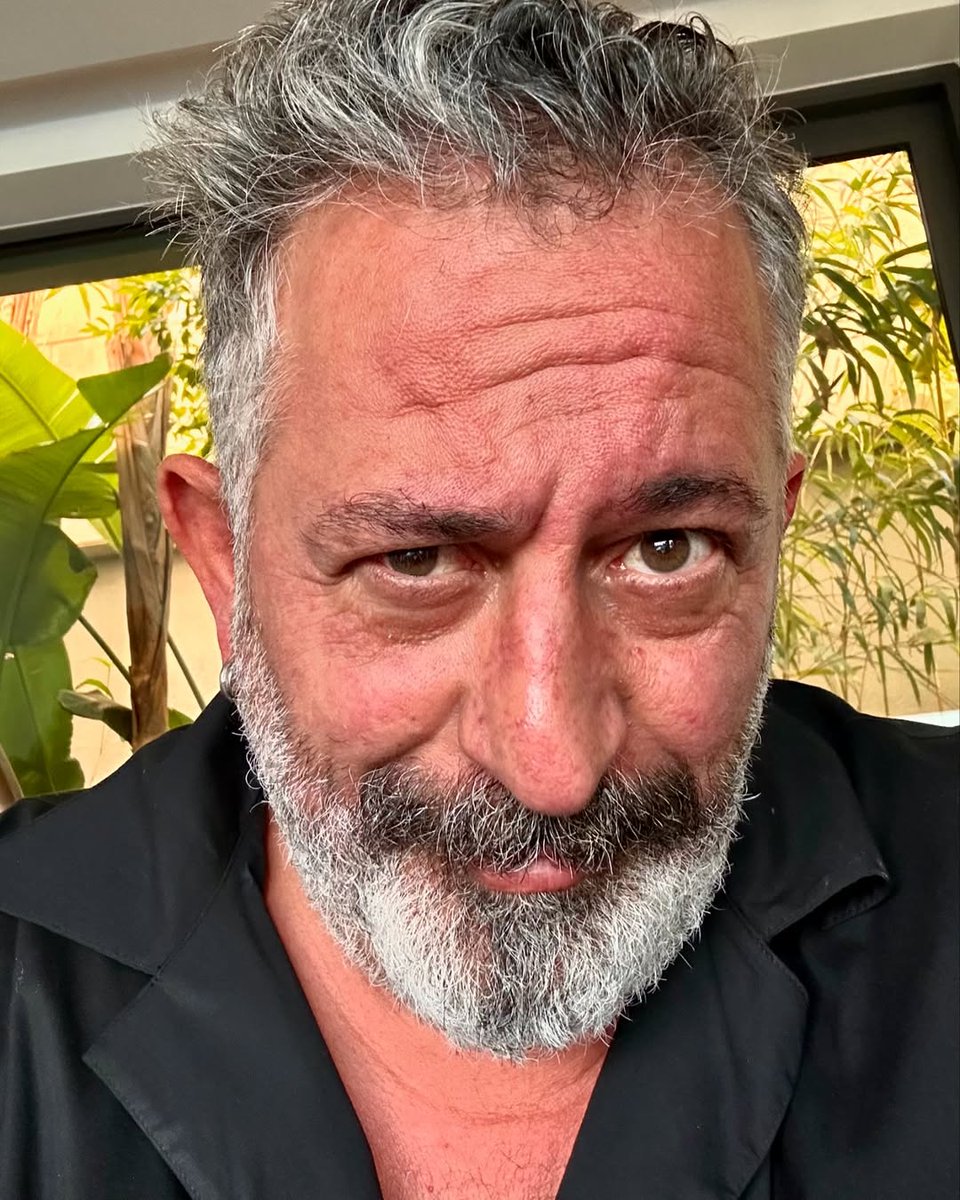 Cem Yılmaz: "Biz gençliğimizde memleketin serserisiydik.

Çıta çok düştü. Biz elit olduk, ne demek elit?

G*tünü yıkayabilen, kırmızıda duran, yeşilde geçen, günaydın diyen insan elit oldu."