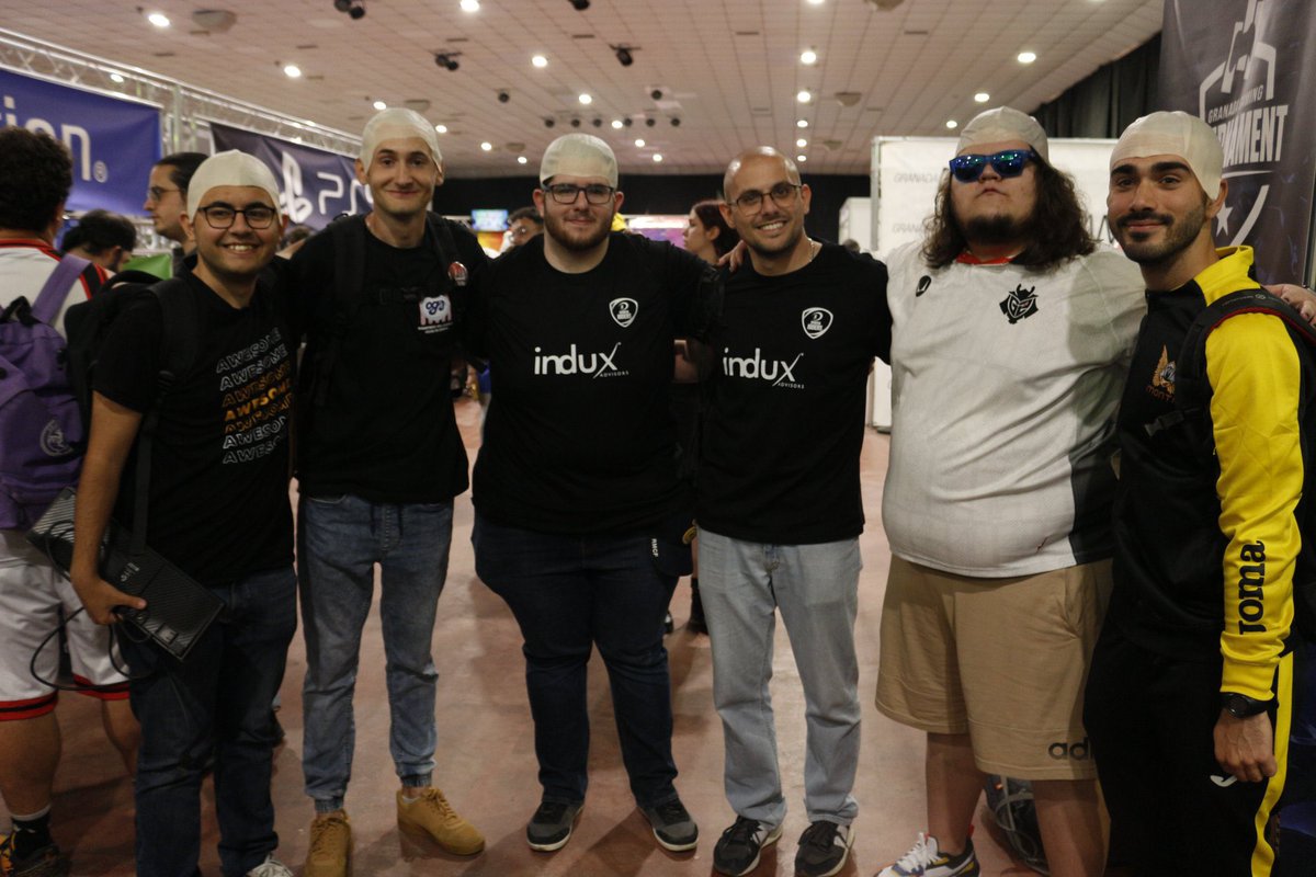 Ha sido un 2025 muy frenético para nosotros, pero entre tantos cambios y “problemas” hemos encontrado familia, amistades y amor.

Gracias por los besos, las fotos y todos los momentos que hemos vivido que pasarán a formar parte de nuestra historia.

~ H ESPORTS os desea un FELIZ