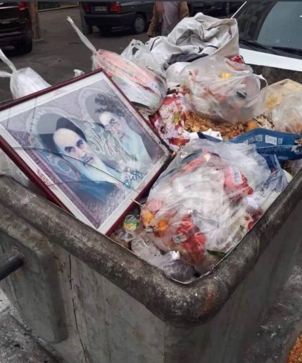 الشعب الايرlني العظيم يضع صور القادة بالمزابل
اما في العراق فـ ذيول الجمهورية الاسلامية تعبدهم وتأخذ منهم فتاوي واحكام

#KingRezaPahlavi 
#IranRevolution