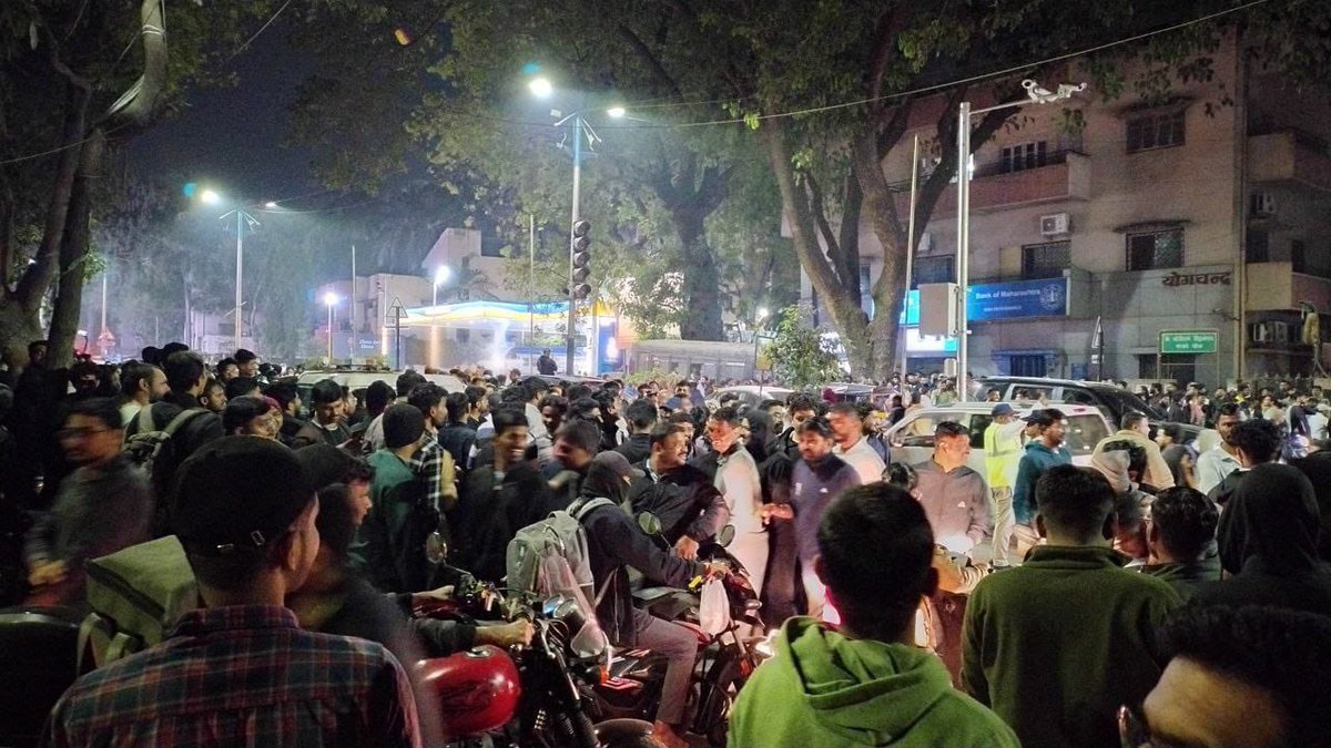 atullondhe's tweet photo. आज #PSI वयोमर्यादा वाढीसाठी विद्यार्थ्यांना पुण्यातील रस्त्यावर उतरण्याची वेळ महायुती सरकारच्या निष्क्रियतेमुळेच आली आहे. लाखो तरुणांचे भवितव्य धोक्यात घालणाऱ्या या सरकारच्या अन्यायकारक भूमिकेविरोधात सुरू असलेल्या संवैधानिक आंदोलनात काँग्रेस पक्ष सक्रियपणे सहभागी होईल.

विद्यार्थ्यांच्या न्याय्य मागण्यांसाठी काँग्रेस शेवटपर्यंत खंबीरपणे त्यांच्या सोबत उभी राहील.
पुणे पोलिसांनी शांततामय आंदोलन करणाऱ्या विद्यार्थ्यांना गुन्हेगारासारखी वागणूक देऊ नये, ही स्पष्ट व ठाम विनंती.

तरुणांच्या हक्कांसाठी, संधींसाठी आणि न्यायासाठी हा लढा अखेरपर्यंत लढला जाईल.@Dev_Fadnavis