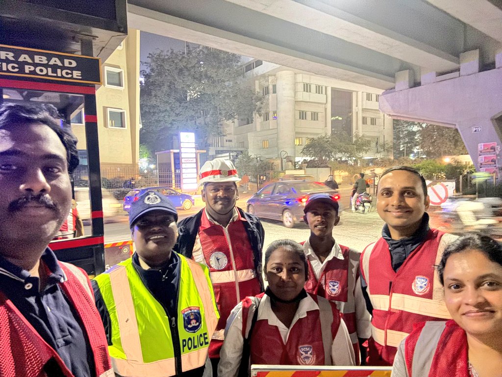 vinay_vangala's tweet image. Celebrating Gregorian New Year with a purpose continues for the #7thYear in a row.
Let’s make 2026 a year of Responsible Citizenship.
#NationFirst
#FundamentalDuties 
@jayesh_ranjan
@CPCyberabad @GummallaSrijana 
@HiHyderabad @swachhhyd @TelanganaCOPs @SCSC_Cyberabad