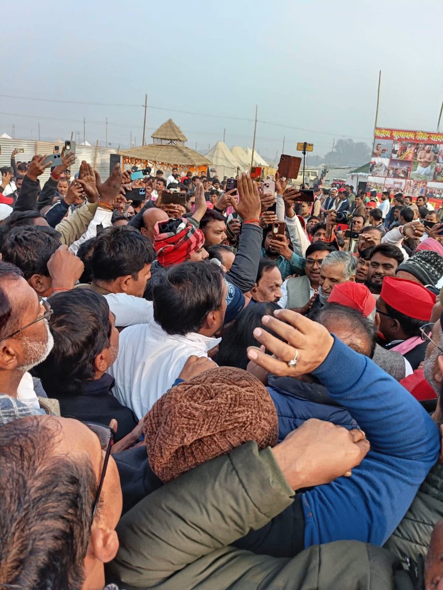संगम की रेती पर आयोजित माघ मेला 2026 में आज सेक्टर 6 संगम लोवर मार्ग पर श्रद्धेय मुलायम सिंह यादव स्मृति सेवा संस्थान का उद्घाटन नेता प्रतिपक्ष आदरणीय माता प्रसाद पाण्डेय जी ने किया महिला सभा की राष्ट्रीय अध्यक्ष जूही सिंह जी भी इस मौके पर मौजूद रहीं।
