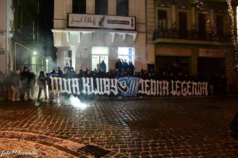 Zawisza FC Inowrocław:
W dniu wczorajszym, zgodnie z wieloletnią tradycją, spotkaliśmy się pod tablicą Andrzeja Brończyka wraz z chłopakami z Goplanii oraz Janikowa, aby oddać hołd legendzie. Spotkanie miało szczególny charakter, gdyż przypadła 25 rocznica jego śmierci.