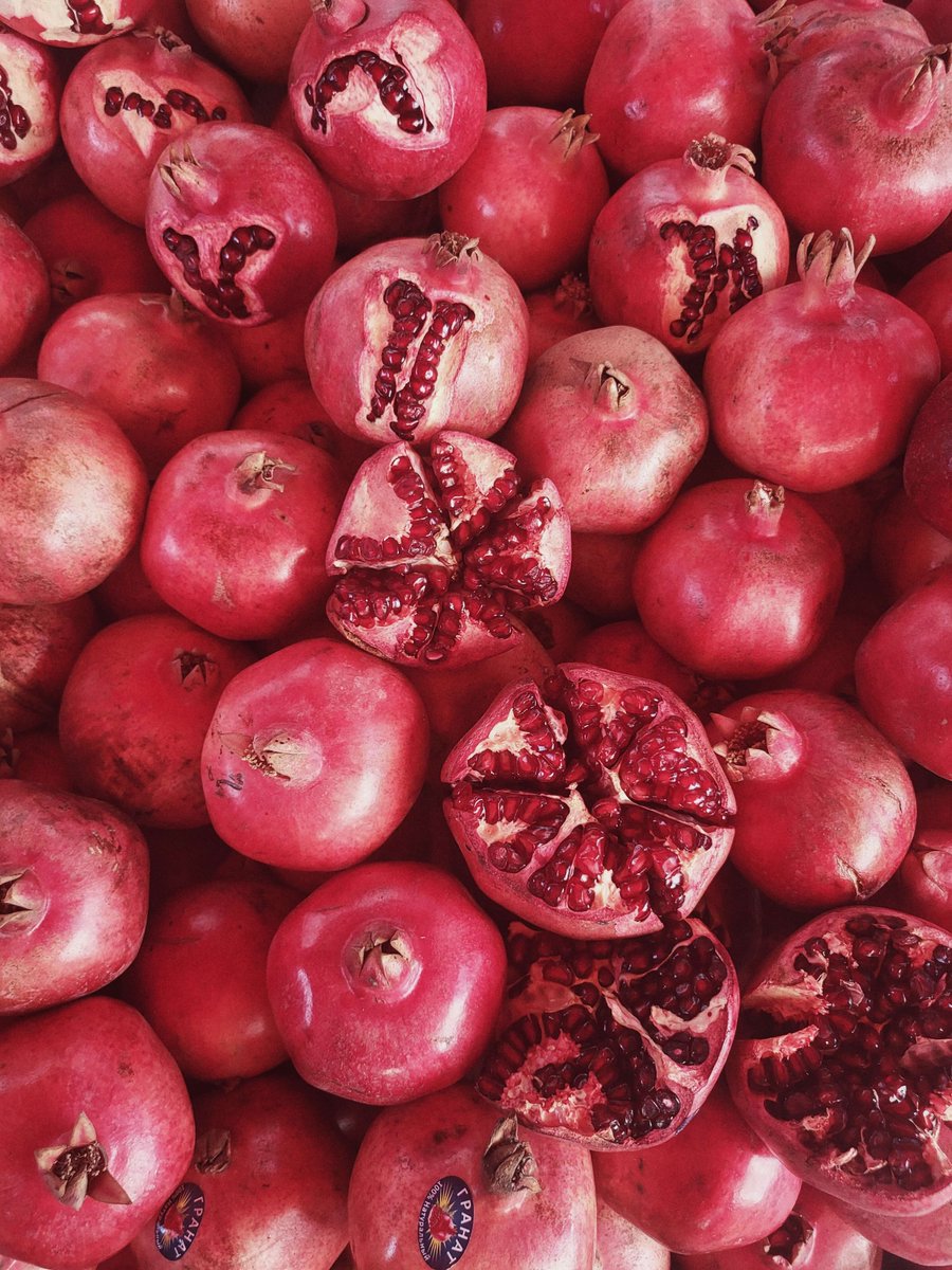 Unser #Bilddestages von Salomé Aldeguer-Roure
novastan.org/de/bild-des-ta…

Mit seiner blutroten Farbe symbolisiert der Granatapfel Fruchtbarkeit, Langlebigkeit, Wohlstand und Leben. Diese Frucht ist ideal, um das Jahr 2026 voller Vitalität zu beginnen.