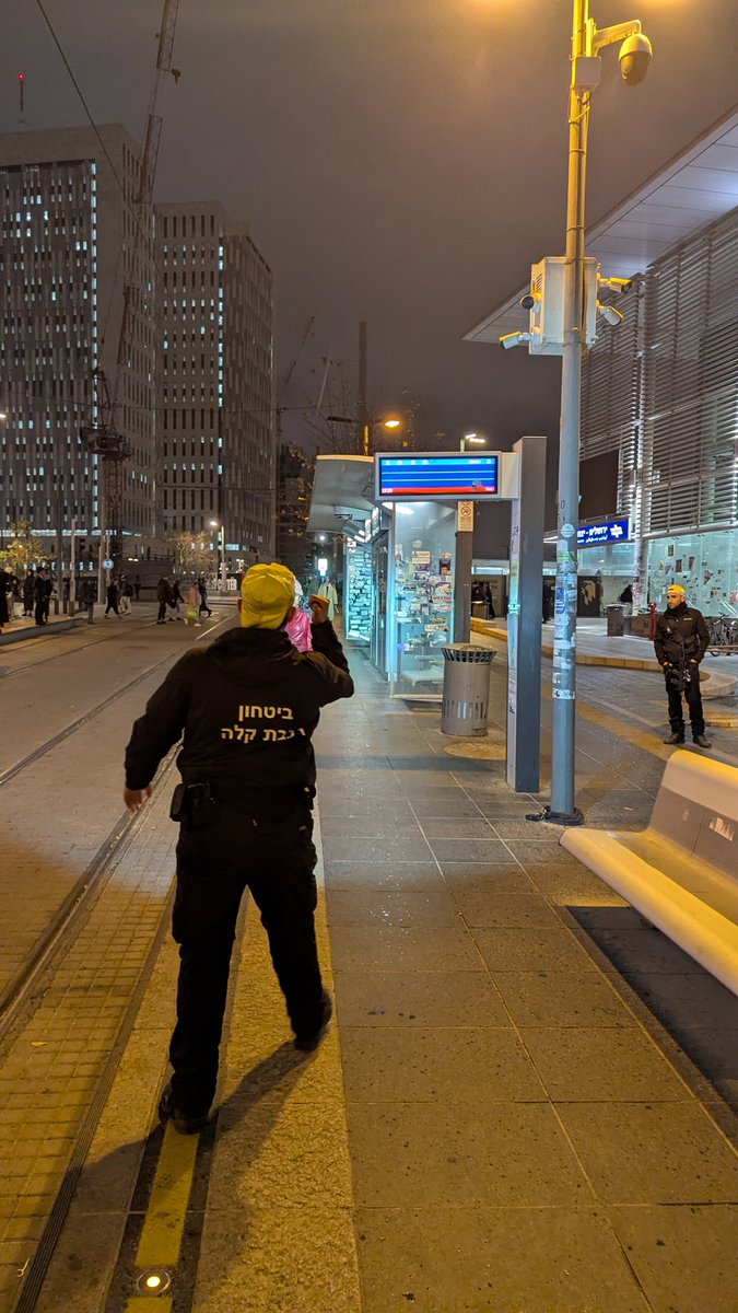 אי אפשר רגע אחד לפרגן בלי שמיד זה יהרס?
יוצא מהרכבת ומחכה לרק"ל. אין כלום בשלט, מאבטחים מנופפים וצועקים ללכת לטורים בלי להסביר כלום. גשם מתחיל לרדת, ועשרות אנשים מבולבלים.
בטורים בינתיים זמן ההגעה עלה.

אמינות היא תנאי הכרחי לתח"צ, שירותיות היא בסיס הכרחי לאמון.
  אמשיך לפדל 🚲