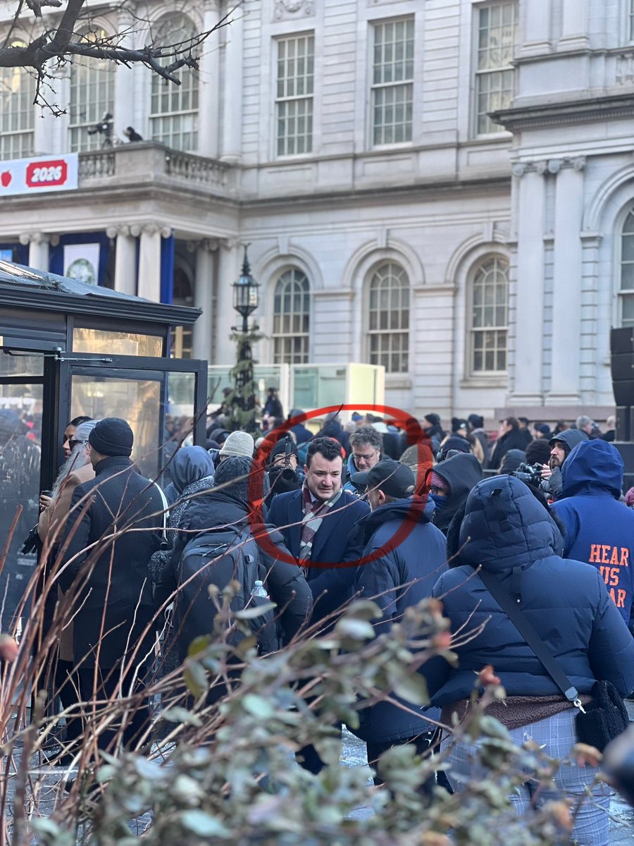 ManhattanMingle's tweet image. 🚨Domestic terrorist Mahmoud Khalil spotted at the inauguration of Zohran Mamdani at City Hall.
Shameful that he is still even on American soil, the world is laughing at us.