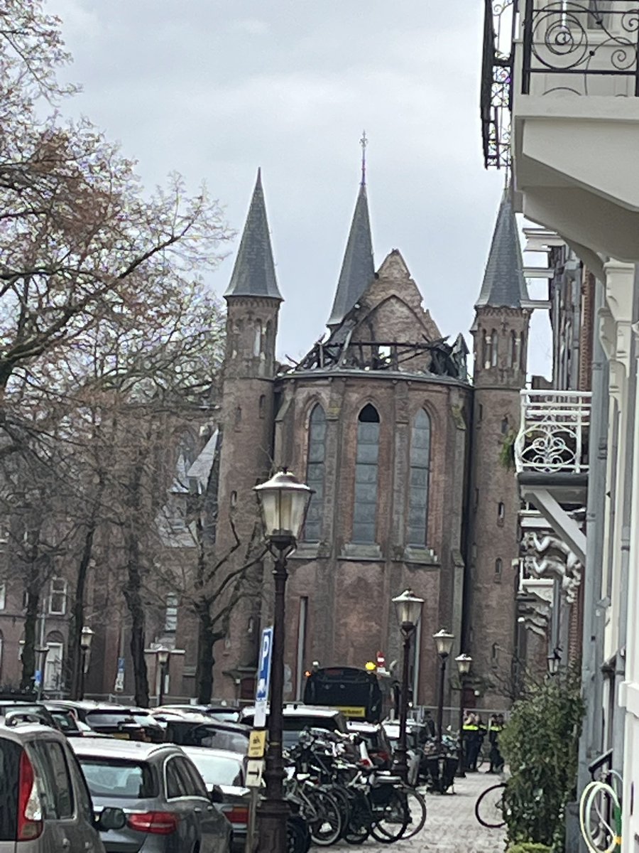 Cath77777's tweet image. #Fireworks stared the fire that destroyed this monumental church building in #Amsterdam  . #Vondelkerk Happy New Year! 🙄