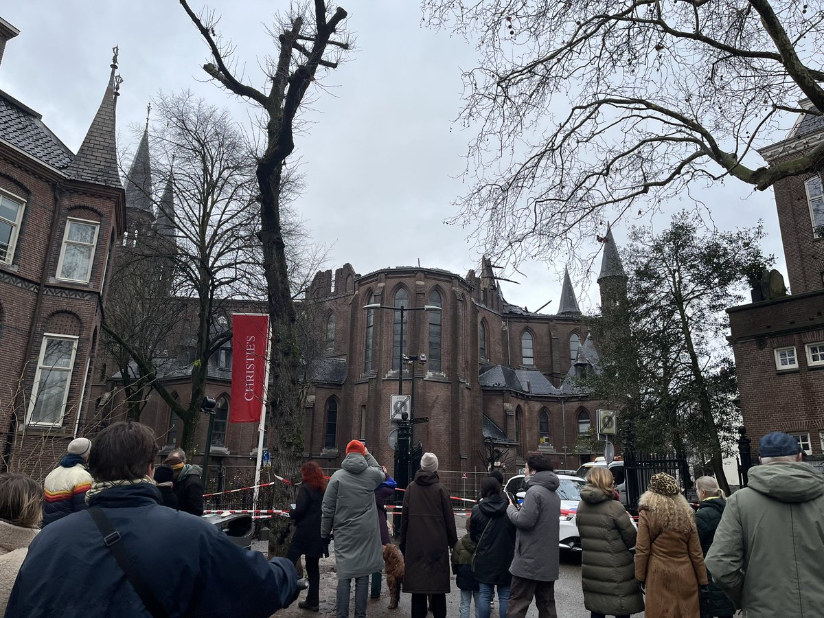 Cath77777's tweet image. #Fireworks stared the fire that destroyed this monumental church building in #Amsterdam  . #Vondelkerk Happy New Year! 🙄