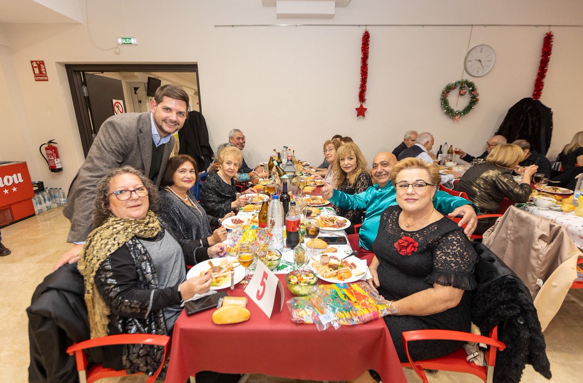 josemaprieto's tweet photo. Nit de Cap d'Any als Centres de Convivència del Grau, Corea i Roís de Corella. S'ho van passar molt bé.
🤝 Un orgull veure com des d'estos centres cuidem i atenem la nostra 'gran gent'.
#BonAny #Feliç2026 #GandiaelteuNadal
(Fotos: À.Oltra) https://t.co/LhytucwRb9