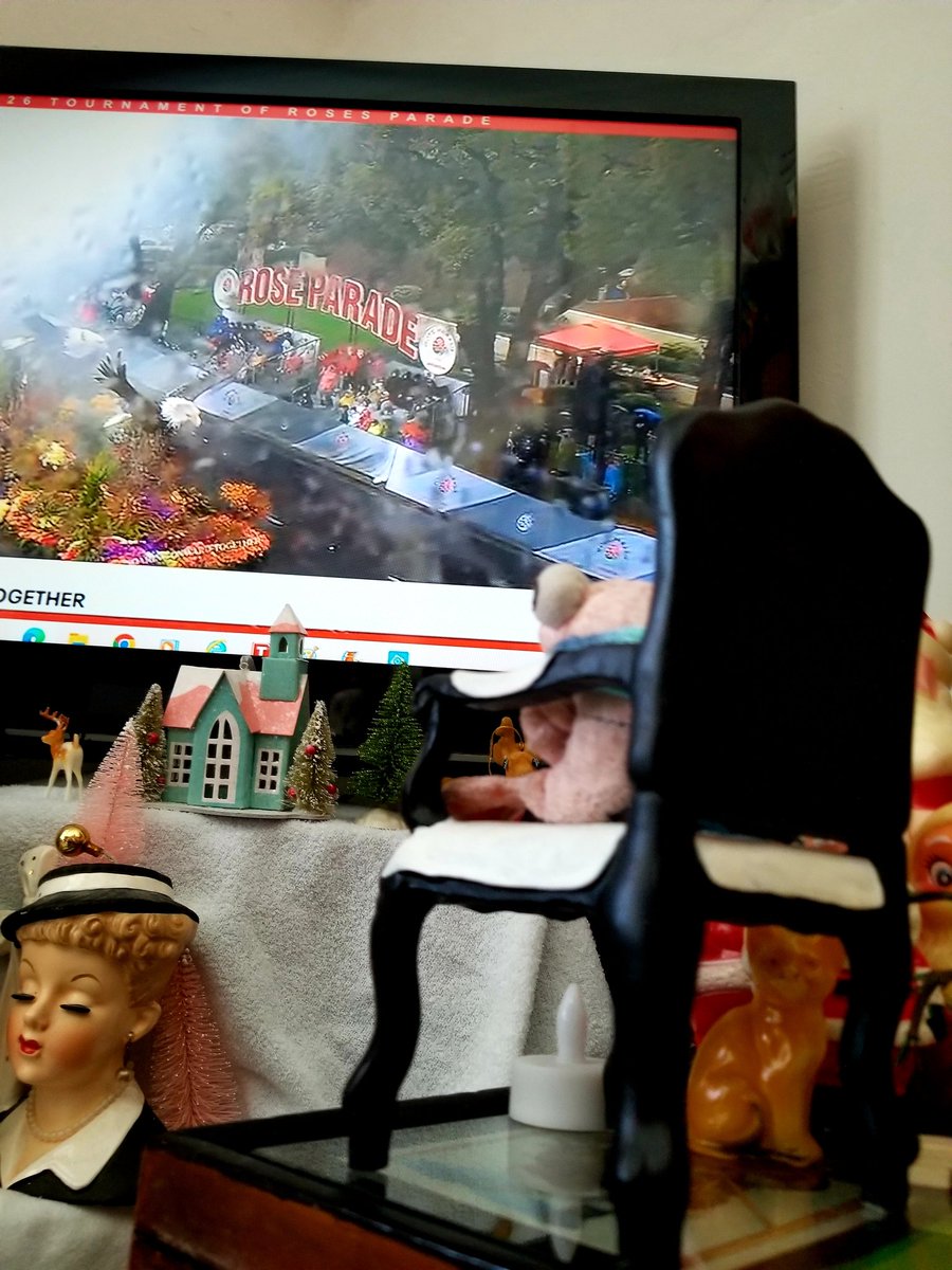 I love watching the Rose Parade! 🌹