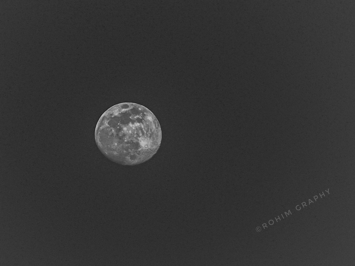 RohimUllahRP's tweet photo. The moon on the first day of New Year, 2026
#Moon
#NewYearFirstDay
#NewYearMoon
#NewYear2026
Photo: @RohimUllahRP https://t.co/u8jOHHprL7