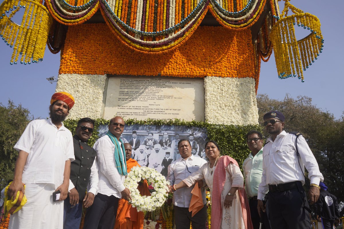 #WamanMeshram
#01_जनवरी_1818
भीमा कोरेगांव विजय दिन के अवसर पर 500 मूलनिवासी बहुजन शुरवीरों को अभिवादन करने के बाद विजय स्तंभ से वढु बुद्रुक छत्रपती संभाजी महाराज के समाधी और गोविंद गोपाल गायकवाड जी की समाधी पर पहुंच कर अभिवादन किया।
