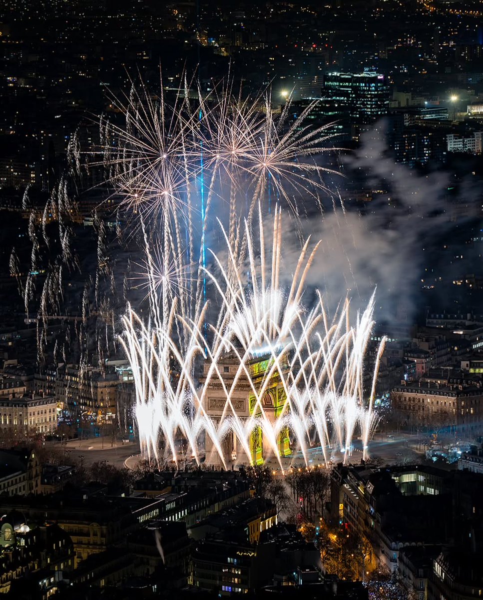 AvChampsElysees's tweet photo. 🎇 La soirée s’est conclue en apothéose avec un feu d’artifice sublime, tiré depuis le haut de l’avenue des Champs-Élysées, au pied de l’@ArcDeTriomphe. Un spectacle à couper le souffle pour entrer dans l’année 2026 !
 5/6
 #ComitéChampsÉlysées #ChampsÉlysées #NouvelAn2026 https://t.co/EgGOxfmHK2