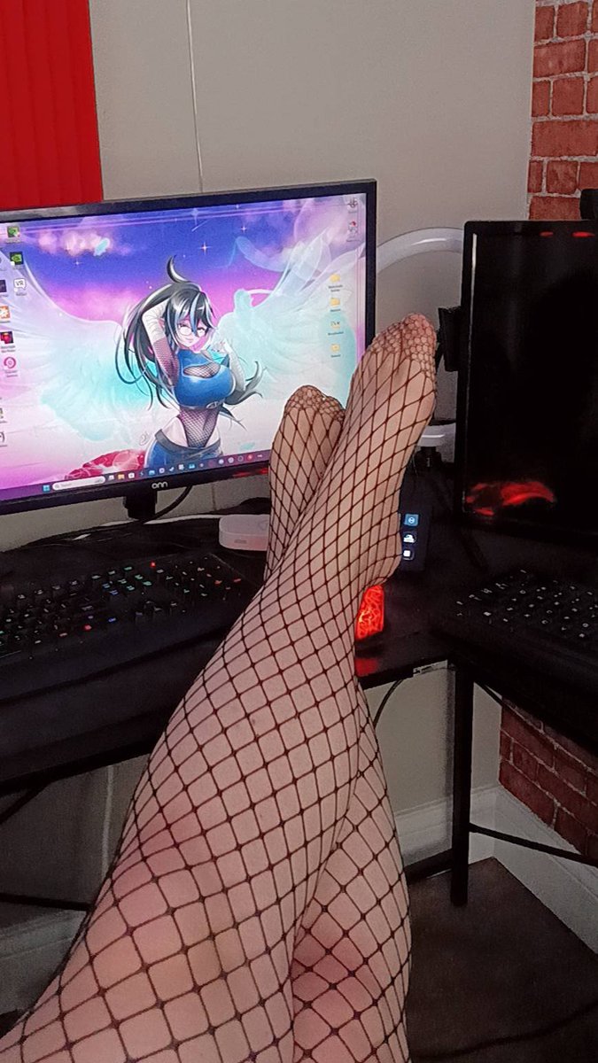 How do I get that Vtuber feet enjoyers attention