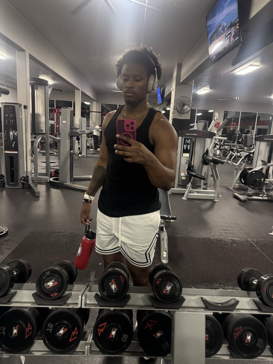 anazjae💰 tweet media