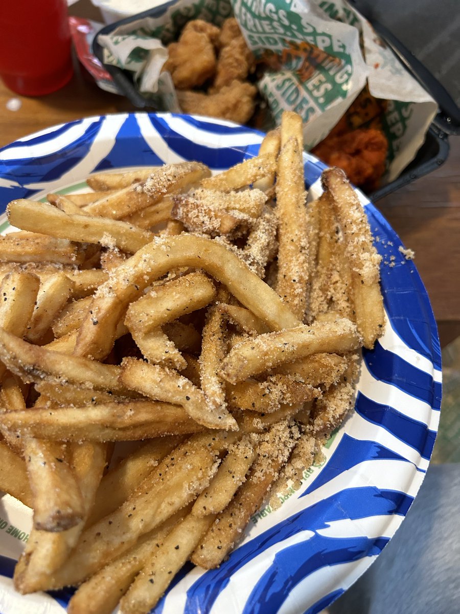 Volperrs's tweet photo. @wingstop  are you trying to give me a heart attack? https://t.co/CEi6Tp0NsQ