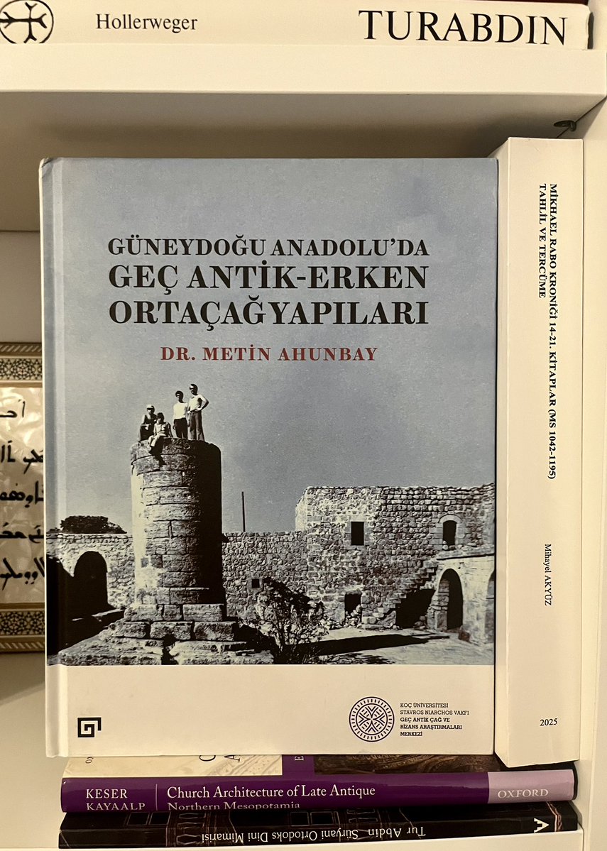 📚Güneydoğu Anadolu’da Geç Antik - Erken Ortaçağ Yapıları:

Mimarlık tarihinin önemli isimlerinden Prof. Dr. Metin Ahunbay’ın (ö. 2014), 1970’li yıllarda hazırladığı ve Mardin çevresinde yürüttüğü araştırmalara dayanan doçentlik tezi 2022’de
 <a href="/kocuni_gabam/">GABAM</a> tarafından yayımlandı.
