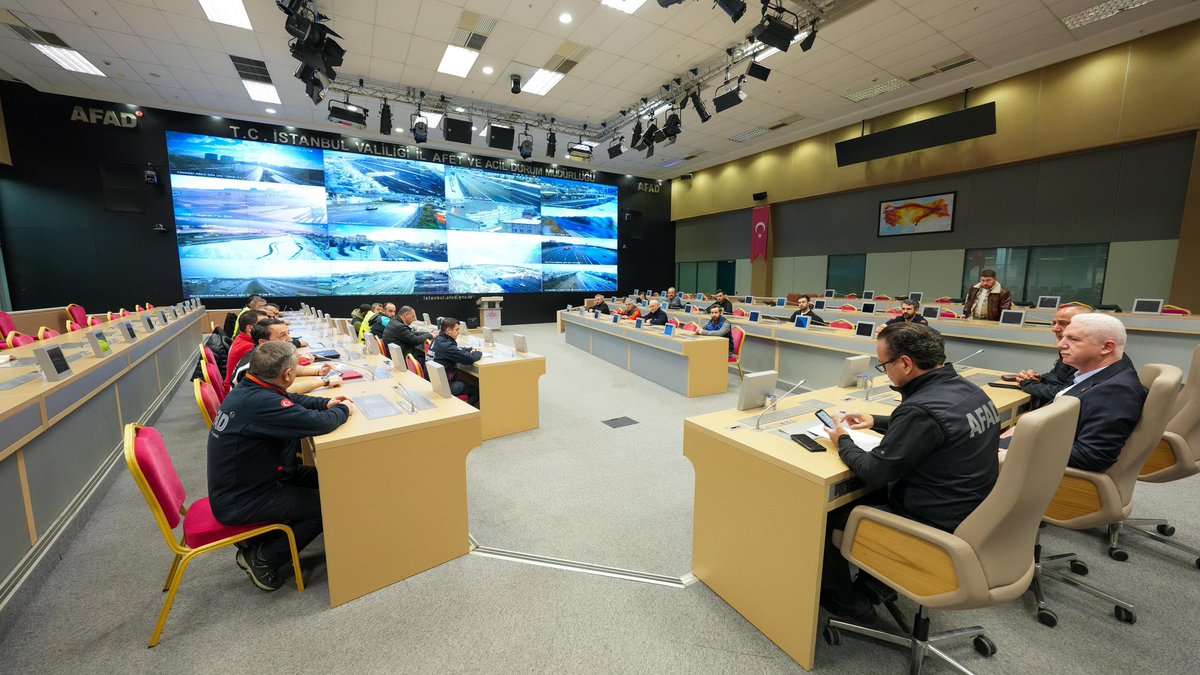 Arnavutkoy_K's tweet image. Sayın Valimiz Davut Gül, İstanbul İl Afet ve Acil Durum Müdürlüğü’nde, İstanbul’da etkili olan kar yağışı ile mücadele çalışmalarını takip etti.

Sayın Vali Gül, ilimizde yürütülen karla mücadele çalışmalarına ilişkin Vali Yardımcımız ve Arnavutköy Kaymakamı Mahmut Hersanlıoğlu…