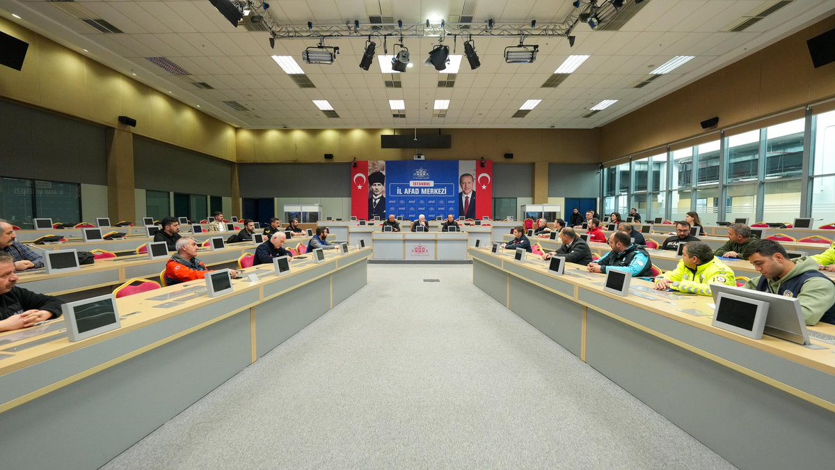 Arnavutkoy_K's tweet image. Sayın Valimiz Davut Gül, İstanbul İl Afet ve Acil Durum Müdürlüğü’nde, İstanbul’da etkili olan kar yağışı ile mücadele çalışmalarını takip etti.

Sayın Vali Gül, ilimizde yürütülen karla mücadele çalışmalarına ilişkin Vali Yardımcımız ve Arnavutköy Kaymakamı Mahmut Hersanlıoğlu…