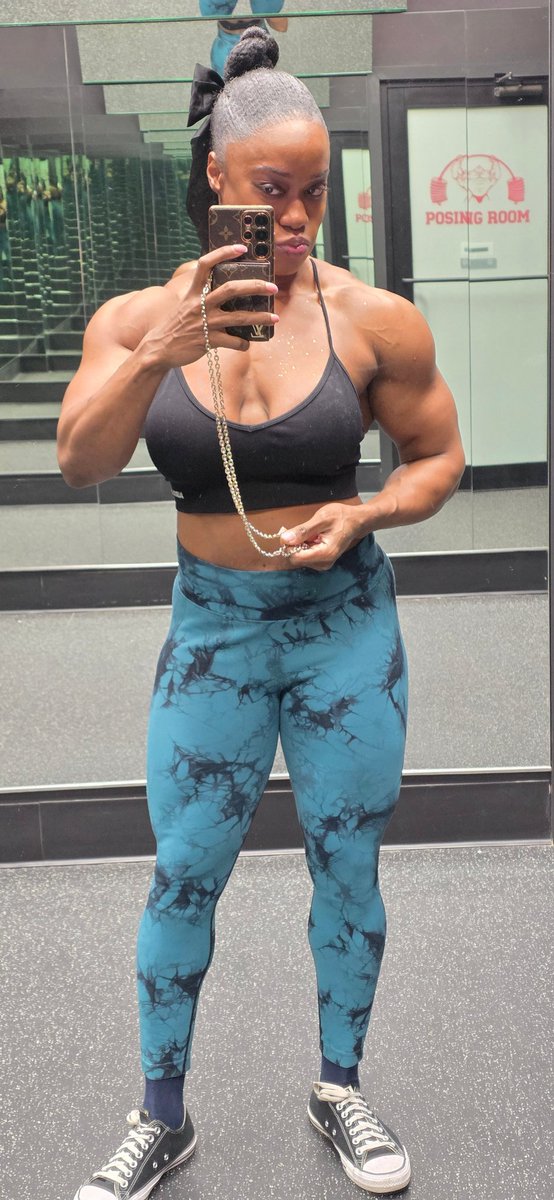 MarcieElite's tweet photo. I ended my 2025 getting in my last workout for the year at Powerhouse! My training session was phenomenal 🙌🏾 Cheers to going into 2026 feeling amazing and looking gorgeous. 😘 https://t.co/Pxf1LcAKqV