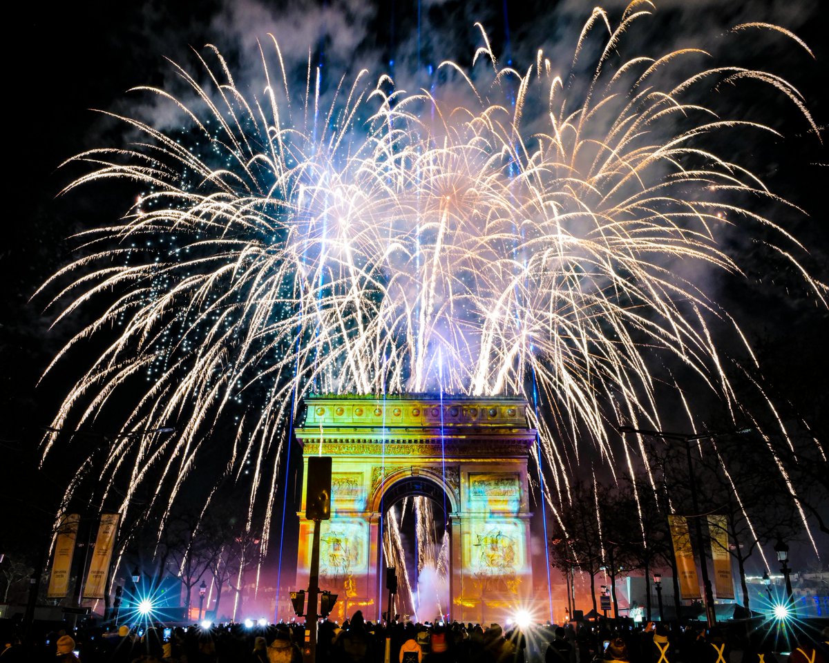 AvChampsElysees's tweet photo. 🎇 La soirée s’est conclue en apothéose avec un feu d’artifice sublime, tiré depuis le haut de l’avenue des Champs-Élysées, au pied de l’@ArcDeTriomphe. Un spectacle à couper le souffle pour entrer dans l’année 2026 !
 5/6
 #ComitéChampsÉlysées #ChampsÉlysées #NouvelAn2026 https://t.co/EgGOxfmHK2
